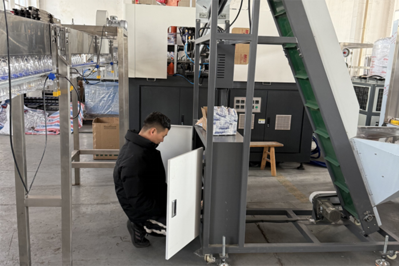 Automatic Blow Moulding Machine Automatic Blow Moulding Machine